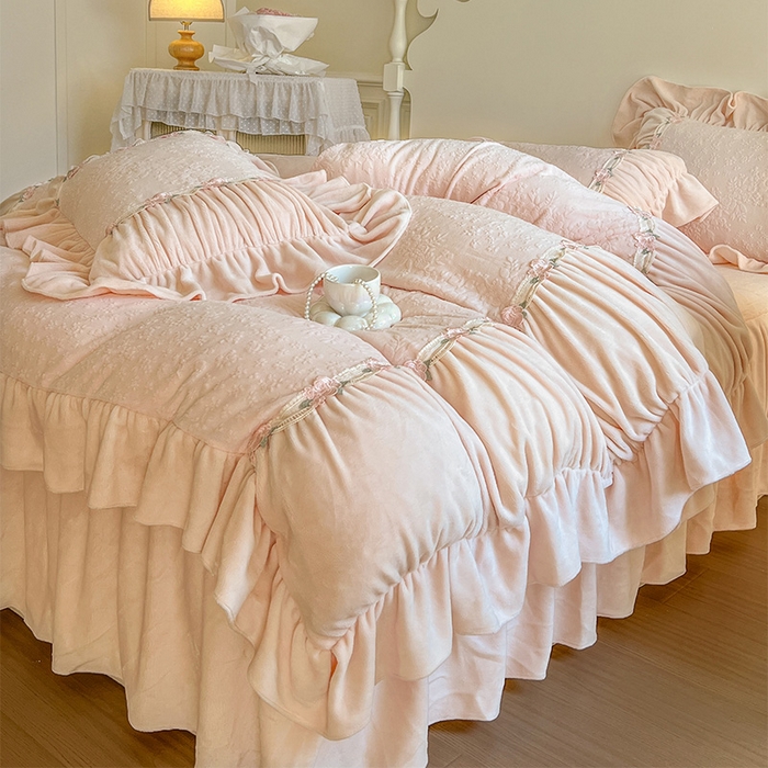 91家纺网 家纺一手货源 找家纺 （总）好儿喜家纺 2025新款法式雕花牛奶绒四件套床裙款-塞纳系列