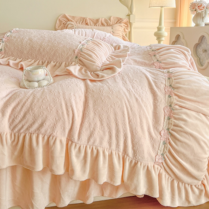 91家纺网 家纺一手货源 找家纺 （总）好儿喜家纺 2025新款法式雕花牛奶绒四件套床裙款-塞纳系列