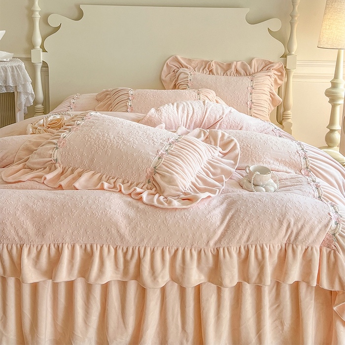 91家纺网 家纺一手货源 找家纺 （总）好儿喜家纺 2025新款法式雕花牛奶绒四件套床裙款-塞纳系列