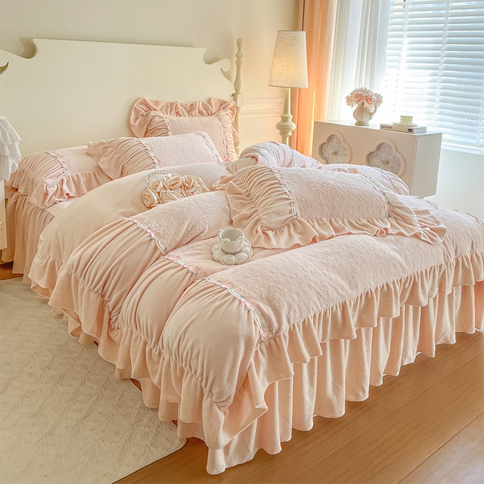 91家纺网 家纺一手货源 找家纺 （总）好儿喜家纺 2025新款法式雕花牛奶绒四件套床裙款-塞纳系列