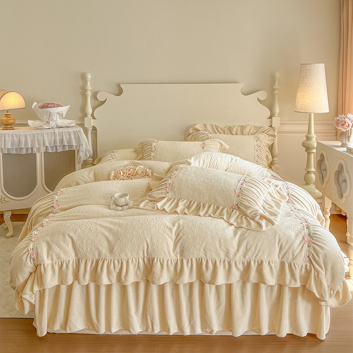 91家纺网 家纺一手货源 找家纺 （总）好儿喜家纺 2025新款法式雕花牛奶绒四件套床裙款-塞纳系列