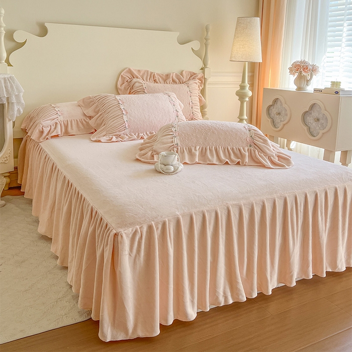 91家纺网 家纺一手货源 找家纺 （总）好儿喜家纺 2025新款法式雕花牛奶绒四件套床裙款-塞纳系列