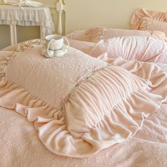 91家纺网 家纺一手货源 找家纺 （总）好儿喜家纺 2025新款法式雕花牛奶绒四件套床裙款-塞纳系列