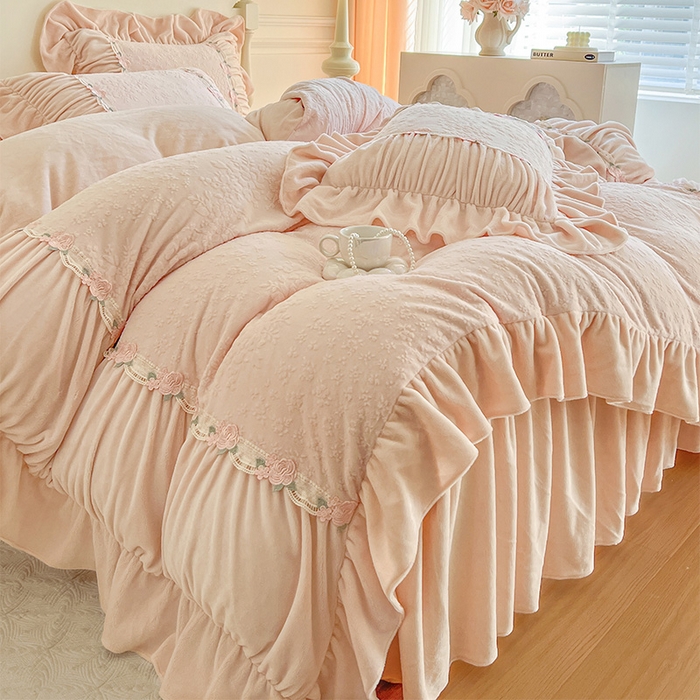 91家纺网 家纺一手货源 找家纺 （总）好儿喜家纺 2025新款法式雕花牛奶绒四件套床裙款-塞纳系列