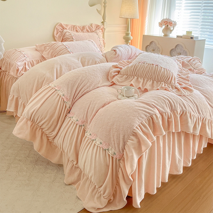 91家纺网 家纺一手货源 找家纺 （总）好儿喜家纺 2025新款法式雕花牛奶绒四件套床裙款-塞纳系列