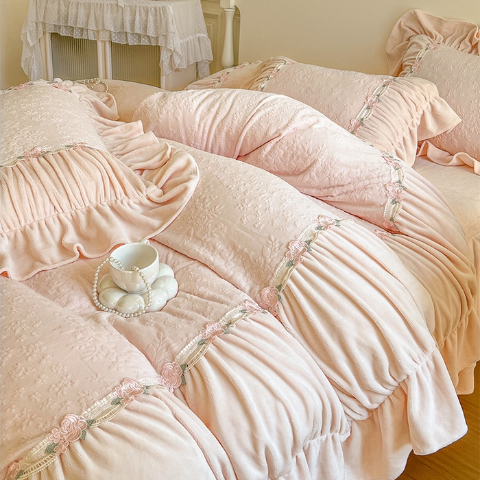 91家纺网 家纺一手货源 找家纺 （总）好儿喜家纺 2025新款法式雕花牛奶绒四件套床裙款-塞纳系列