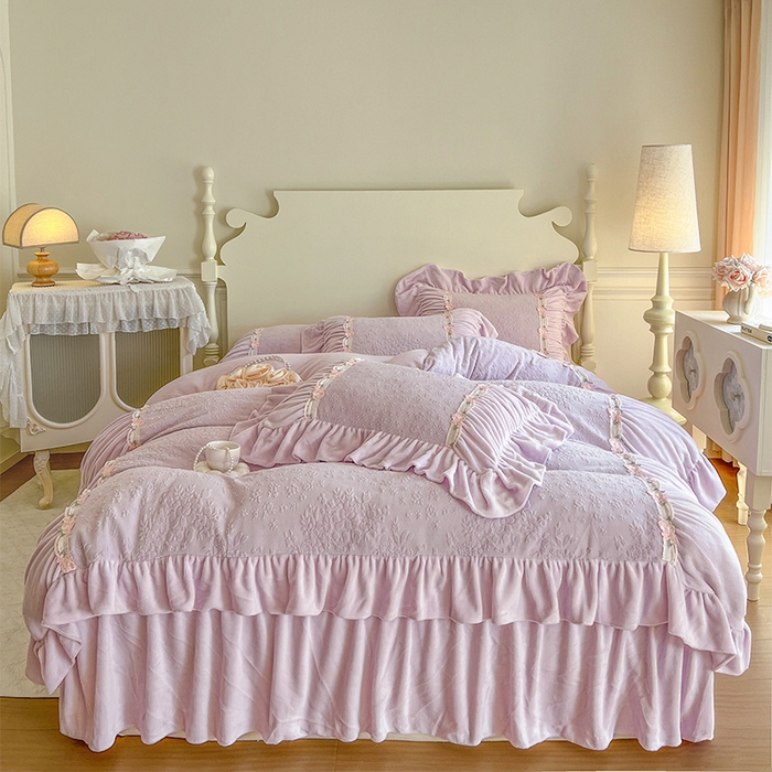 91家纺网 家纺一手货源 找家纺 （总）好儿喜家纺 2025新款法式雕花牛奶绒四件套床裙款-塞纳系列