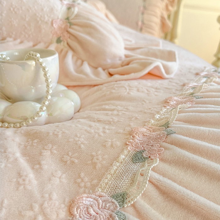 91家纺网 家纺一手货源 找家纺 （总）好儿喜家纺 2025新款法式雕花牛奶绒四件套床裙款-塞纳系列