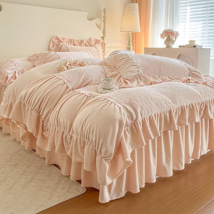 91家纺网 家纺一手货源 找家纺 （总）好儿喜家纺 2025新款法式雕花牛奶绒四件套床裙款-塞纳系列