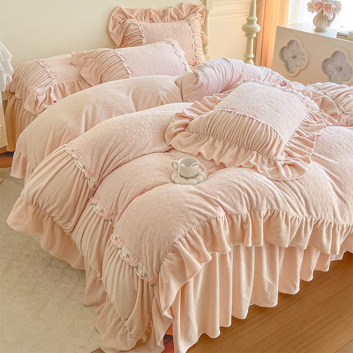 91家纺网 家纺一手货源 找家纺 （总）好儿喜家纺 2025新款法式雕花牛奶绒四件套床裙款-塞纳系列