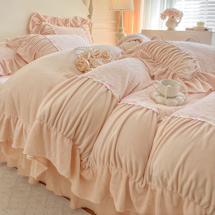 91家纺网 家纺一手货源 找家纺 （总）好儿喜家纺 2025新款法式雕花牛奶绒四件套床裙款-塞纳系列