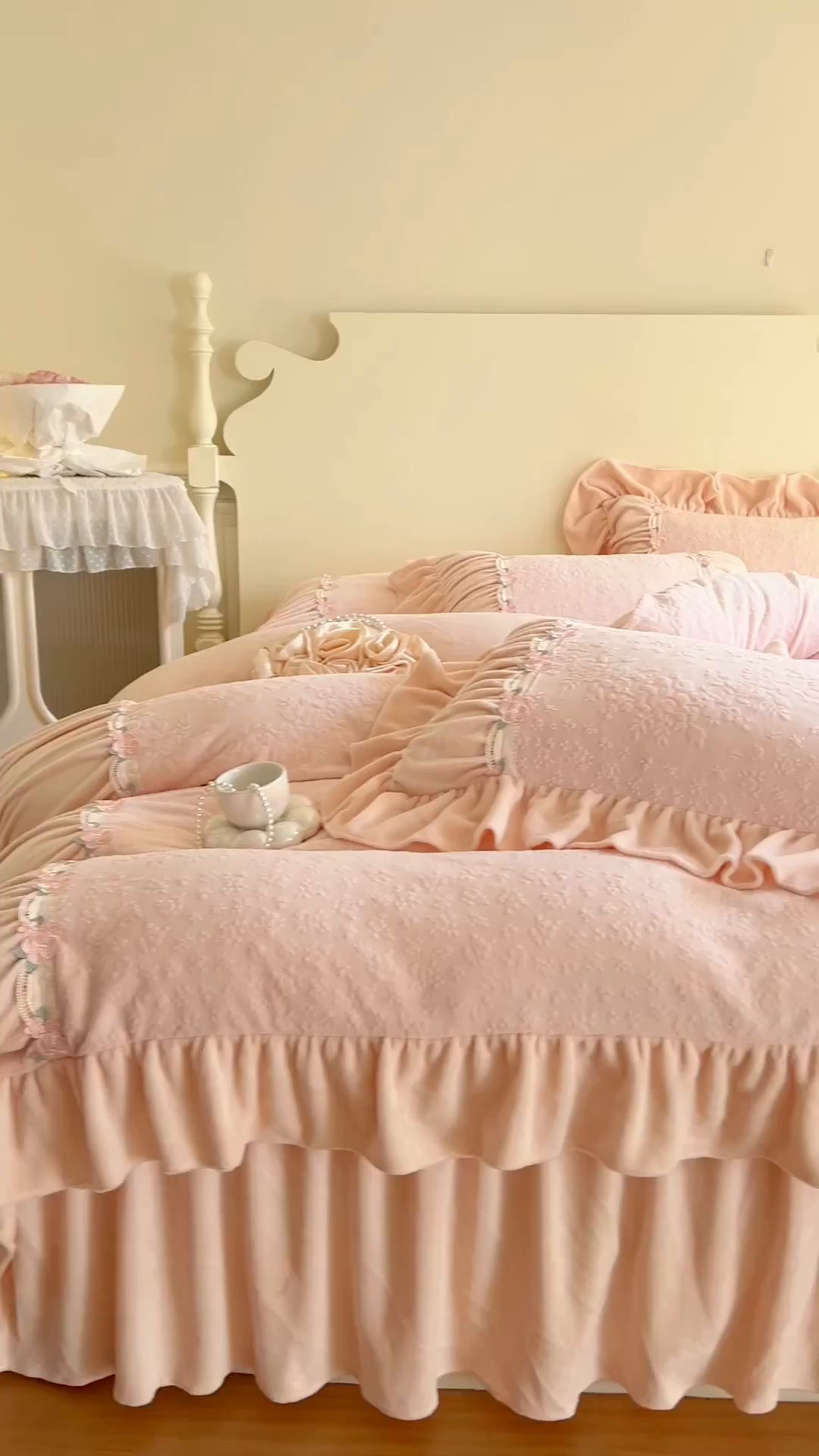 91家纺网 家纺一手货源 找家纺 （总）好儿喜家纺 2025新款法式雕花牛奶绒四件套床裙款-塞纳系列