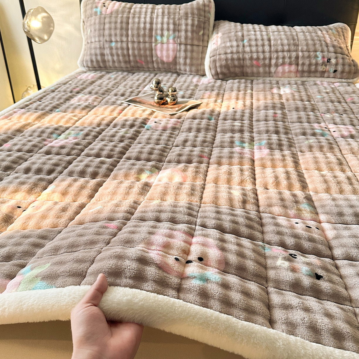 梵朴 2025新款牛奶绒泡泡兔毛绒床垫学生宿舍床褥子床护垫（大床款印花系列）-场景二 咖底蛋糕熊