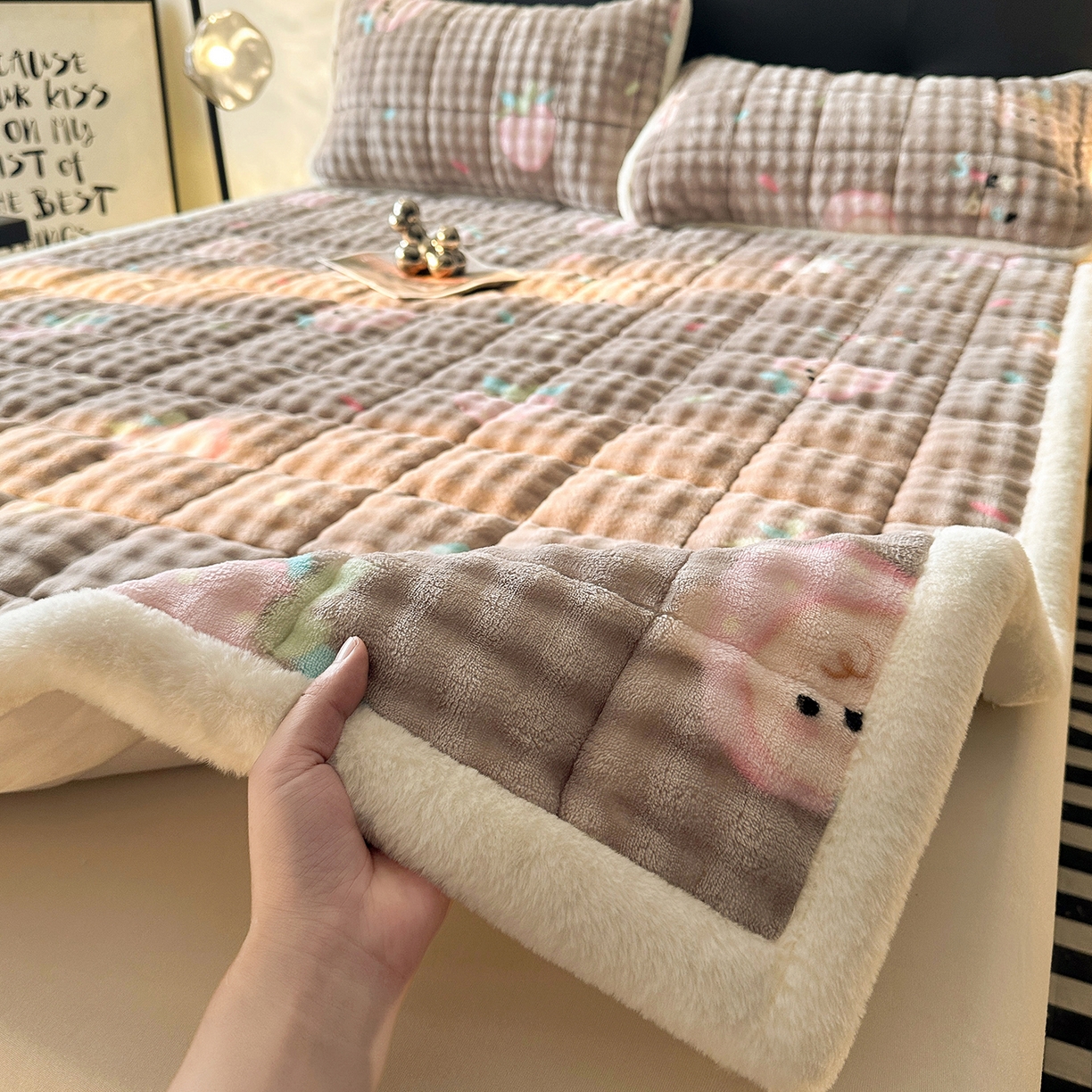 91家纺网 家纺一手货源 找家纺 梵朴 2025新款牛奶绒泡泡兔毛绒床垫学生宿舍床褥子床护垫（大床款印花系列）-场景二 咖底蛋糕熊