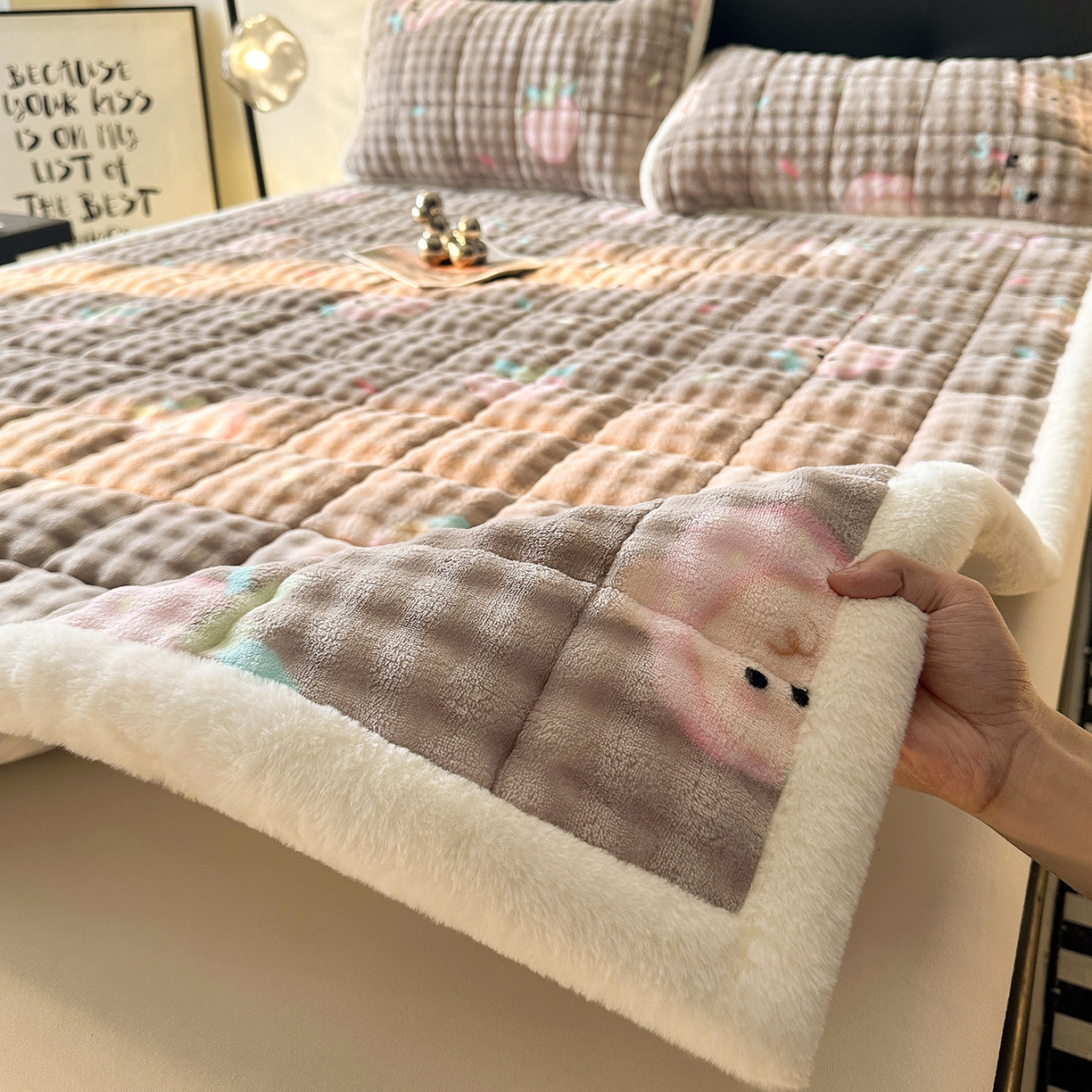 91家纺网 家纺一手货源 找家纺 梵朴 2025新款牛奶绒泡泡兔毛绒床垫学生宿舍床褥子床护垫（大床款印花系列）-场景二 咖底蛋糕熊
