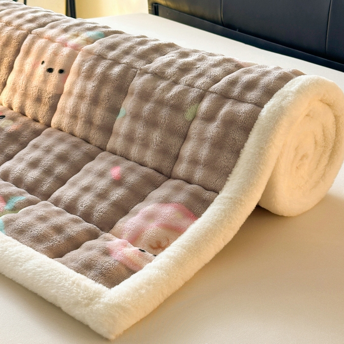 91家纺网 家纺一手货源 找家纺 梵朴 2025新款牛奶绒泡泡兔毛绒床垫学生宿舍床褥子床护垫（大床款印花系列）-场景二 咖底蛋糕熊