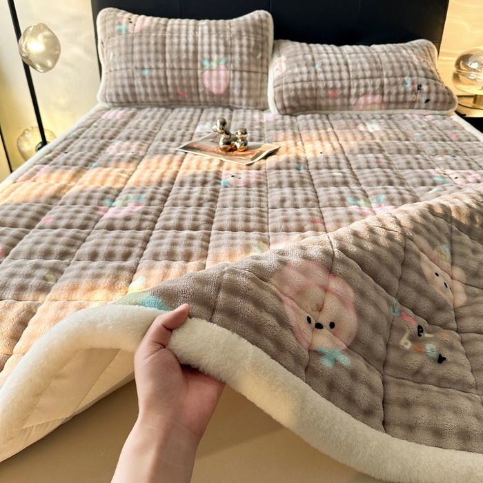 91家纺网 家纺一手货源 找家纺 梵朴 2025新款牛奶绒泡泡兔毛绒床垫学生宿舍床褥子床护垫（大床款印花系列）-场景二 咖底蛋糕熊