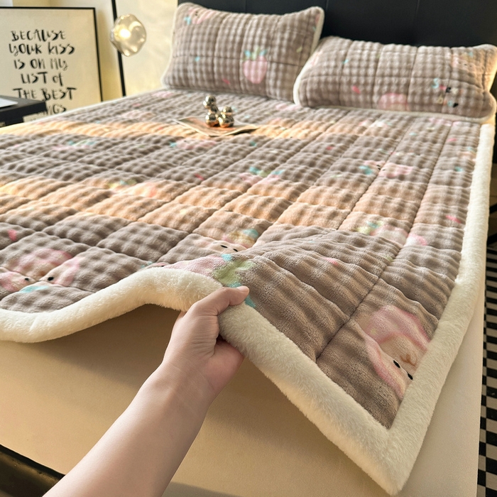 91家纺网 家纺一手货源 找家纺 梵朴 2025新款牛奶绒泡泡兔毛绒床垫学生宿舍床褥子床护垫（大床款印花系列）-场景二 咖底蛋糕熊