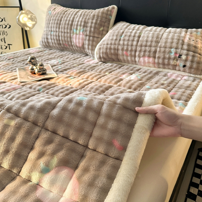 91家纺网 家纺一手货源 找家纺 梵朴 2025新款牛奶绒泡泡兔毛绒床垫学生宿舍床褥子床护垫（大床款印花系列）-场景二 咖底蛋糕熊