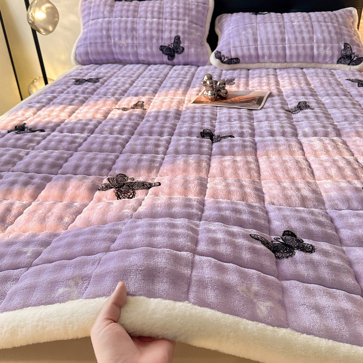 梵朴 2025新款牛奶绒泡泡兔毛绒床垫学生宿舍床褥子床护垫（大床款印花系列）-场景二 蕾丝蝴蝶结紫
