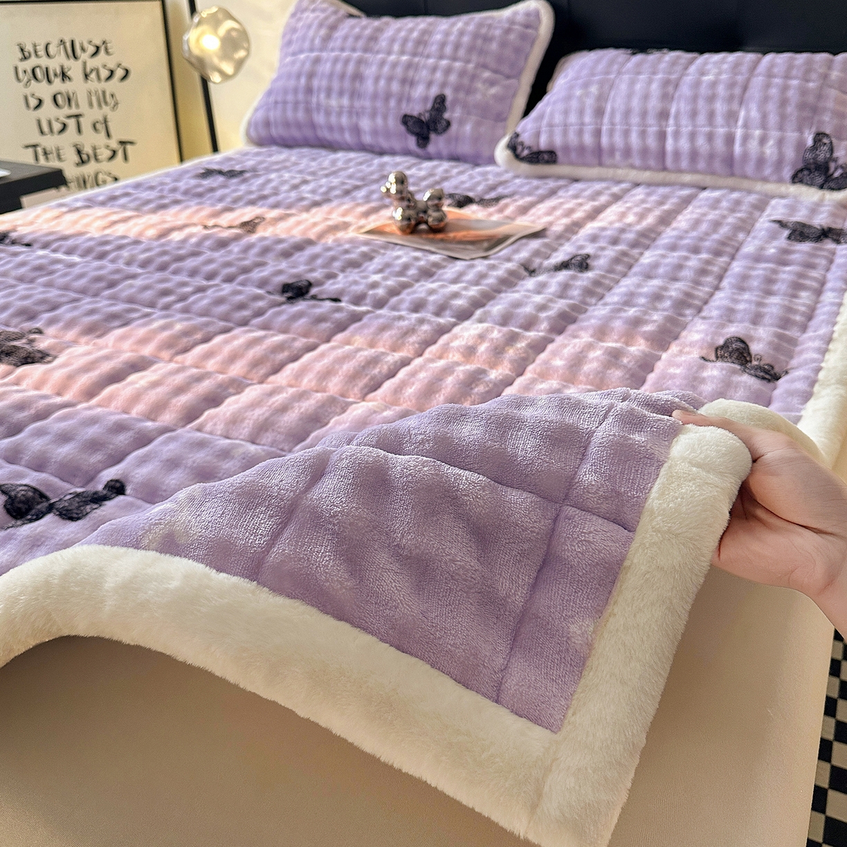 91家纺网 家纺一手货源 找家纺 梵朴 2025新款牛奶绒泡泡兔毛绒床垫学生宿舍床褥子床护垫（大床款印花系列）-场景二 蕾丝蝴蝶结紫