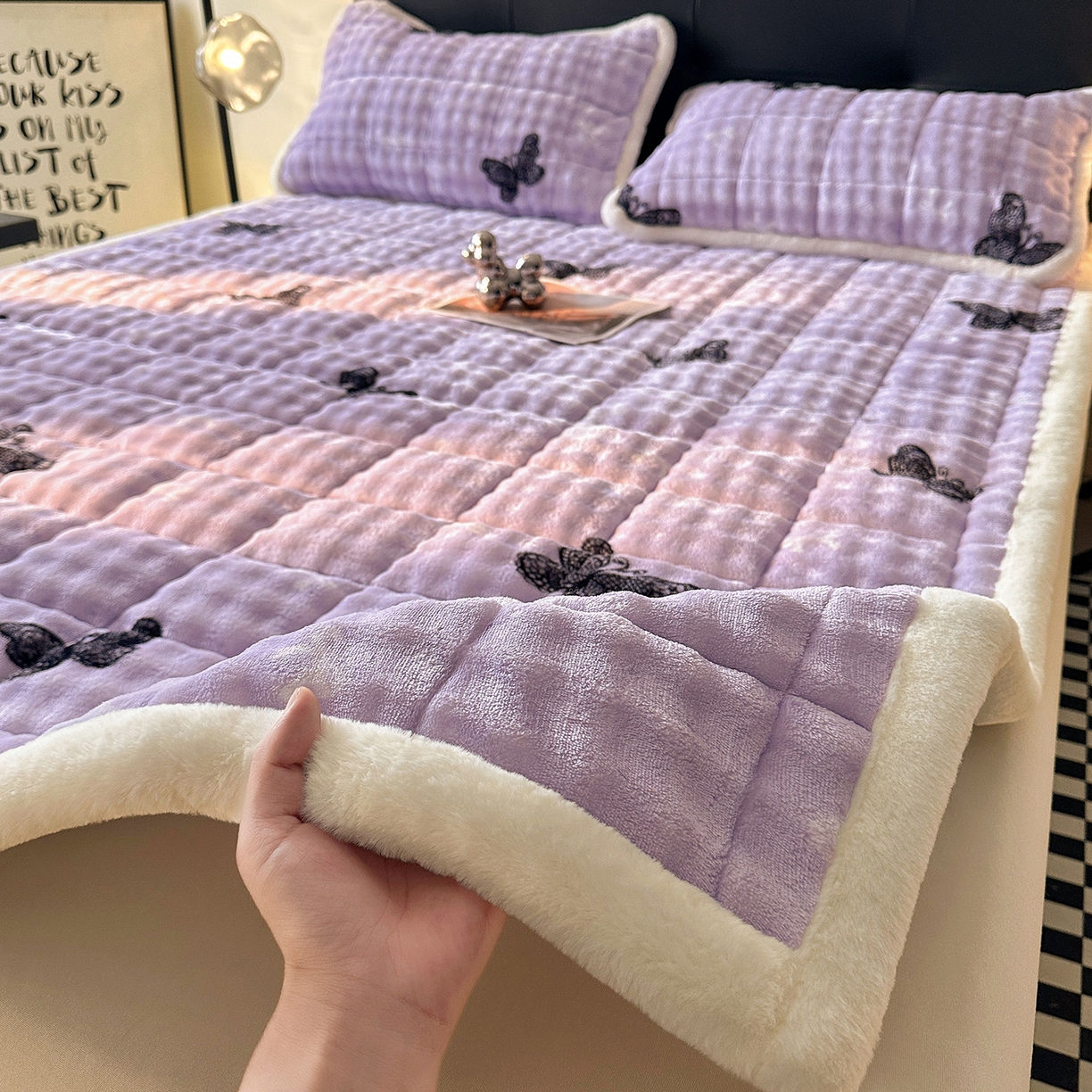 91家纺网 家纺一手货源 找家纺 梵朴 2025新款牛奶绒泡泡兔毛绒床垫学生宿舍床褥子床护垫（大床款印花系列）-场景二 蕾丝蝴蝶结紫