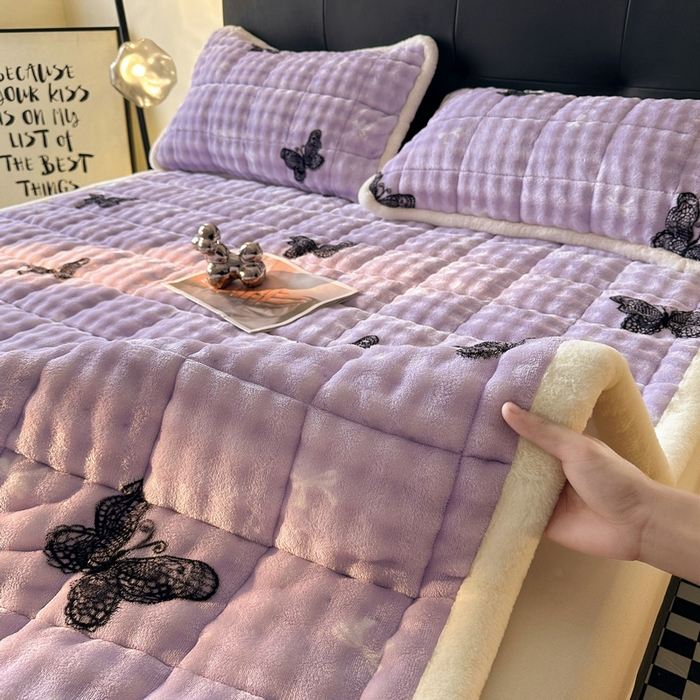 91家纺网 家纺一手货源 找家纺 梵朴 2025新款牛奶绒泡泡兔毛绒床垫学生宿舍床褥子床护垫（大床款印花系列）-场景二 蕾丝蝴蝶结紫
