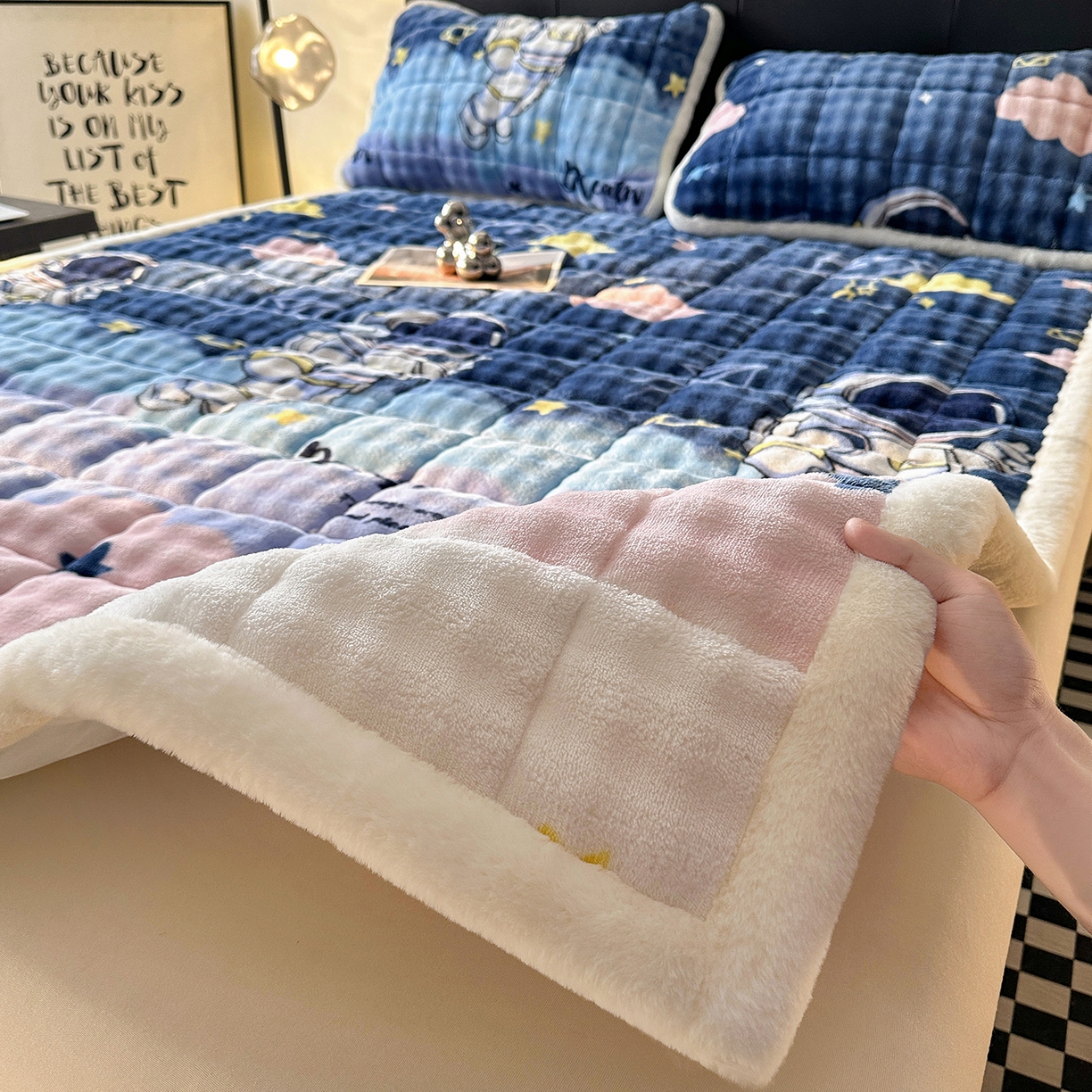 91家纺网 家纺一手货源 找家纺 梵朴 2025新款牛奶绒泡泡兔毛绒床垫学生宿舍床褥子床护垫（大床款印花系列）-场景二 梦幻太空人