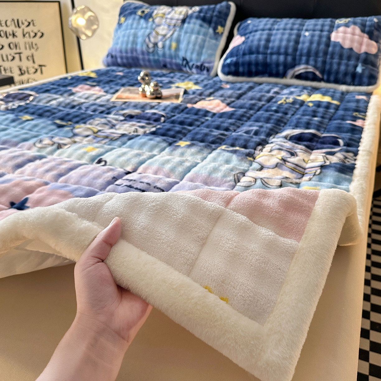 91家纺网 家纺一手货源 找家纺 梵朴 2025新款牛奶绒泡泡兔毛绒床垫学生宿舍床褥子床护垫（大床款印花系列）-场景二 梦幻太空人