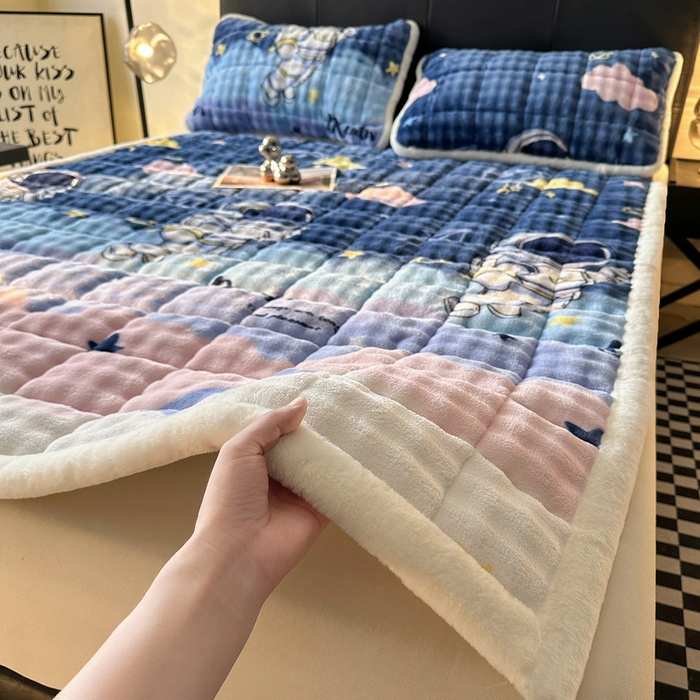 91家纺网 家纺一手货源 找家纺 梵朴 2025新款牛奶绒泡泡兔毛绒床垫学生宿舍床褥子床护垫（大床款印花系列）-场景二 梦幻太空人