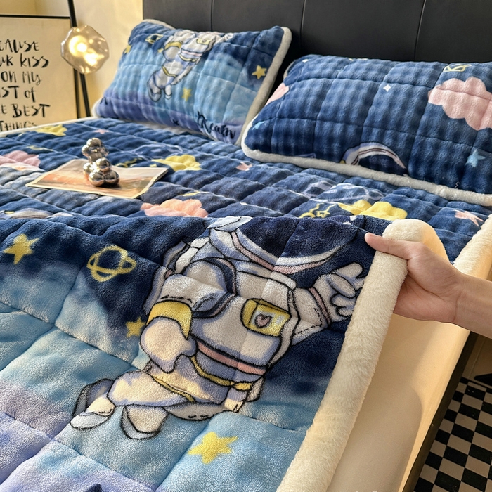 91家纺网 家纺一手货源 找家纺 梵朴 2025新款牛奶绒泡泡兔毛绒床垫学生宿舍床褥子床护垫（大床款印花系列）-场景二 梦幻太空人