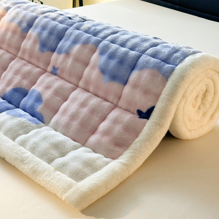 91家纺网 家纺一手货源 找家纺 梵朴 2025新款牛奶绒泡泡兔毛绒床垫学生宿舍床褥子床护垫（大床款印花系列）-场景二 梦幻太空人