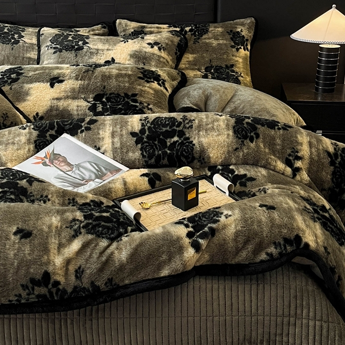 91家纺网 家纺一手货源 找家纺 大元 2025新款亲肤舒适兔绒包边美拉德系兔绒四件套 黑影玫瑰