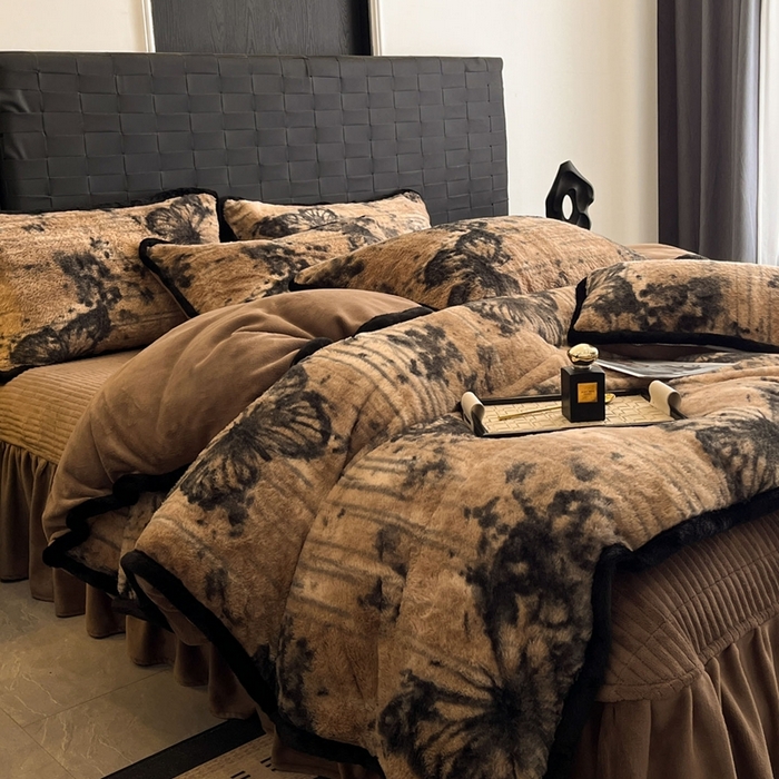 91家纺网 家纺一手货源 找家纺 大元 2025新款亲肤舒适兔绒包边美拉德系兔绒四件套 黑影蝶梦