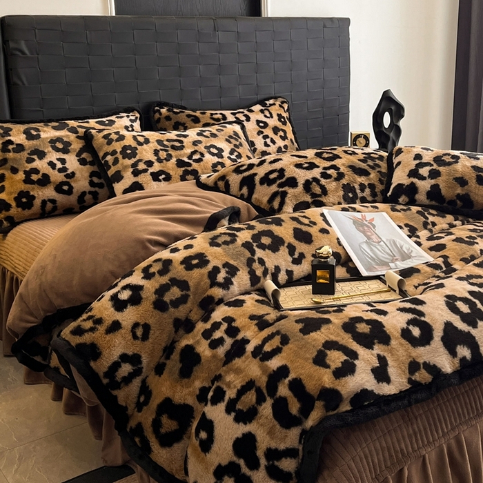 91家纺网 家纺一手货源 找家纺 大元 2025新款亲肤舒适兔绒包边美拉德系兔绒四件套 墨班幻花