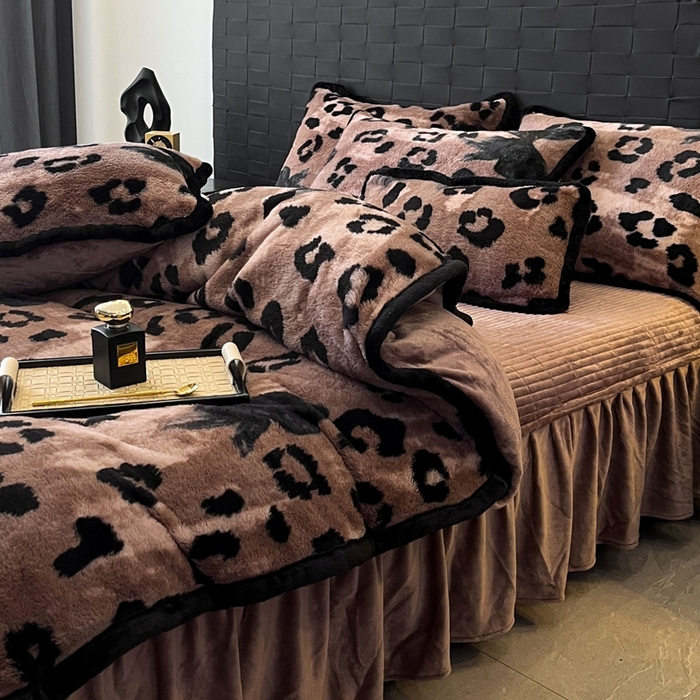 91家纺网 家纺一手货源 找家纺 大元 2025新款亲肤舒适兔绒包边美拉德系兔绒四件套 豹纹蝴蝶