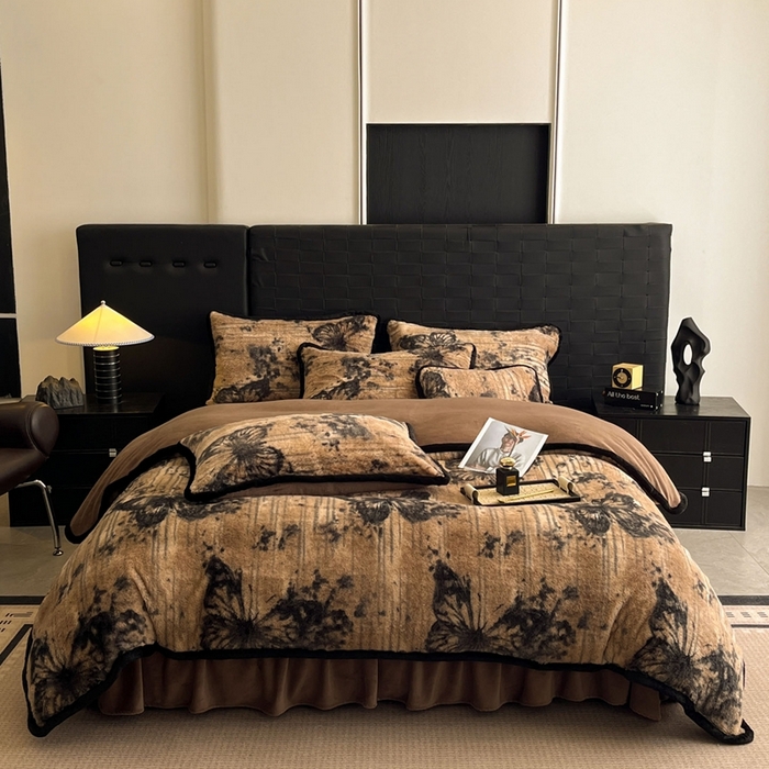 91家纺网 家纺一手货源 找家纺 大元 2025新款亲肤舒适兔绒包边美拉德系兔绒四件套 黑影蝶梦