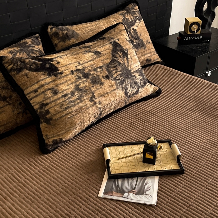 91家纺网 家纺一手货源 找家纺 大元 2025新款亲肤舒适兔绒包边美拉德系兔绒四件套 黑影蝶梦