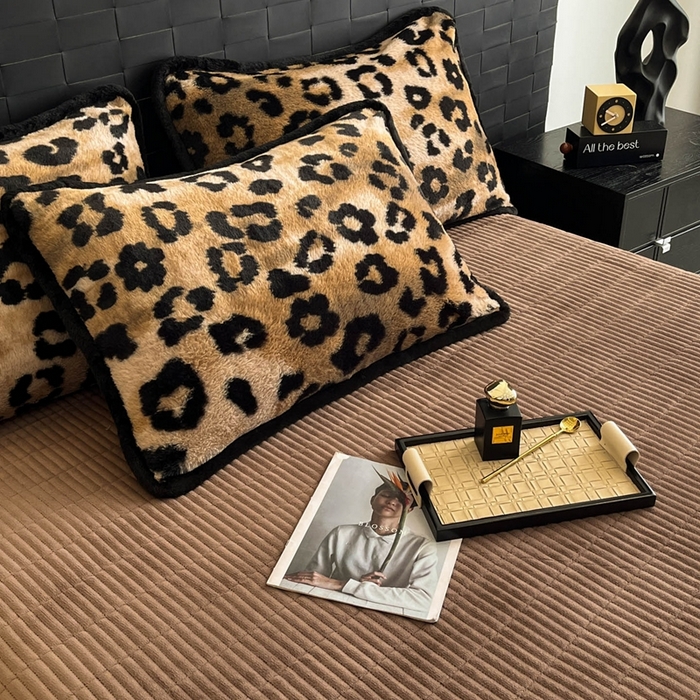 91家纺网 家纺一手货源 找家纺 大元 2025新款亲肤舒适兔绒包边美拉德系兔绒四件套 墨班幻花