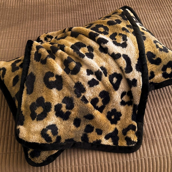 91家纺网 家纺一手货源 找家纺 大元 2025新款亲肤舒适兔绒包边美拉德系兔绒四件套 墨班幻花