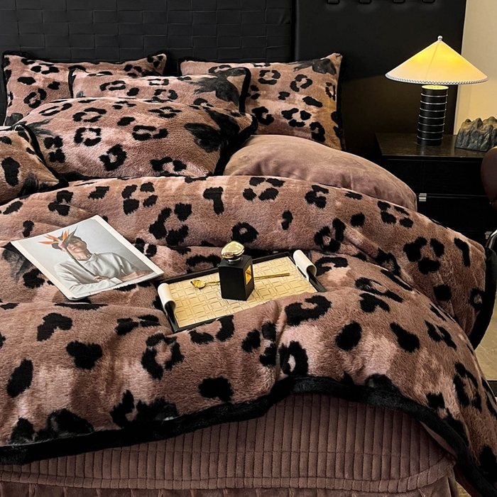 91家纺网 家纺一手货源 找家纺 大元 2025新款亲肤舒适兔绒包边美拉德系兔绒四件套 豹纹蝴蝶