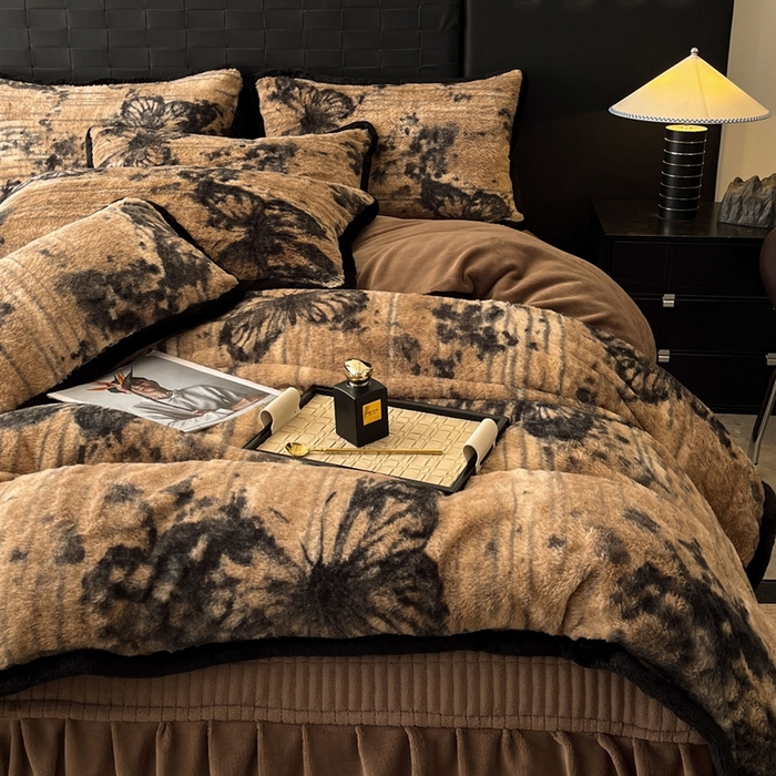 91家纺网 家纺一手货源 找家纺 大元 2025新款亲肤舒适兔绒包边美拉德系兔绒四件套 黑影蝶梦