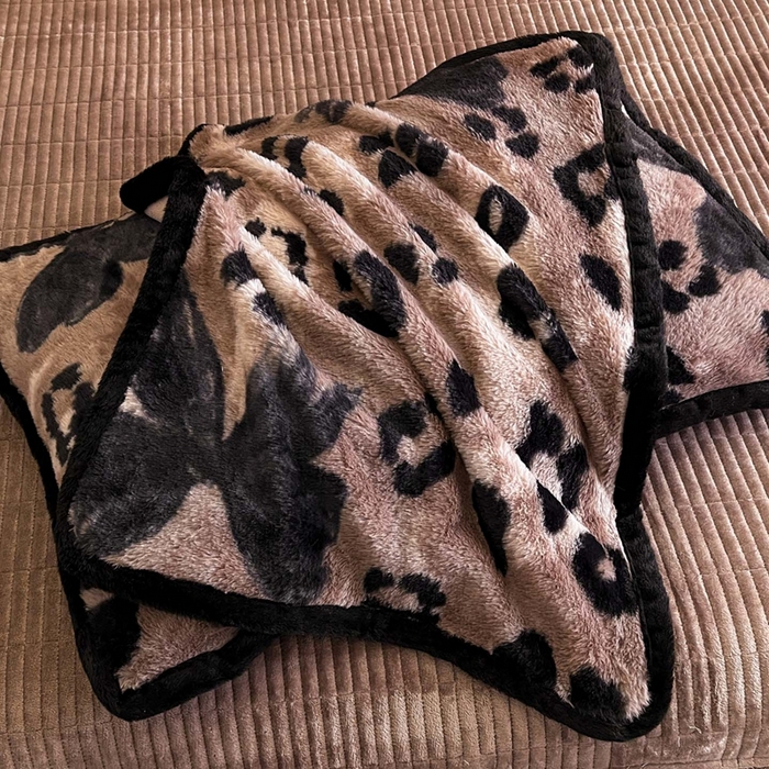 91家纺网 家纺一手货源 找家纺 大元 2025新款亲肤舒适兔绒包边美拉德系兔绒四件套 豹纹蝴蝶