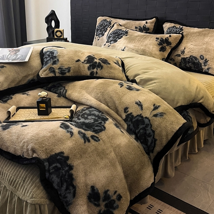 91家纺网 家纺一手货源 找家纺 大元 2025新款亲肤舒适兔绒包边美拉德系兔绒四件套 墨影墨玫