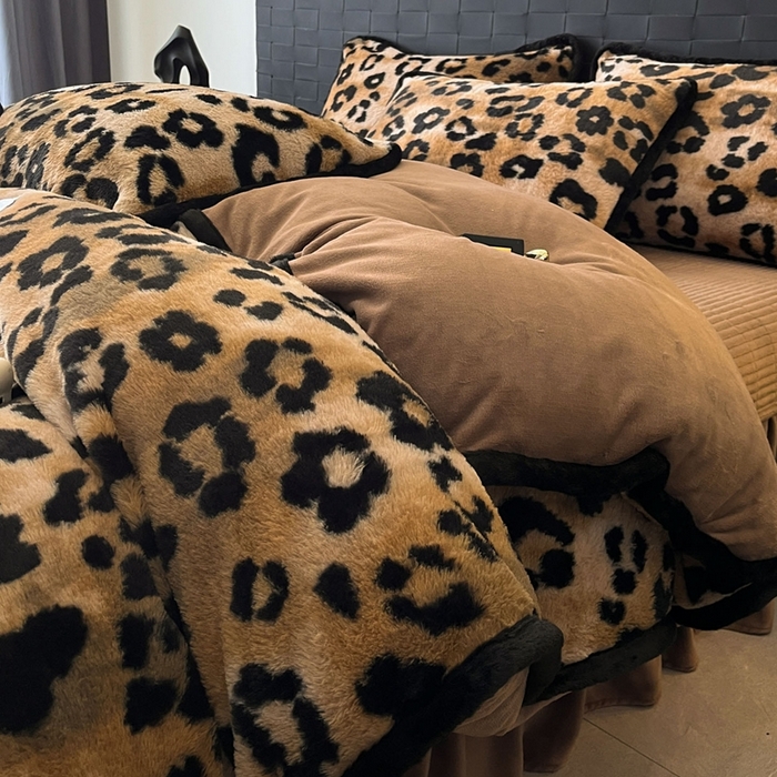 91家纺网 家纺一手货源 找家纺 大元 2025新款亲肤舒适兔绒包边美拉德系兔绒四件套 墨班幻花