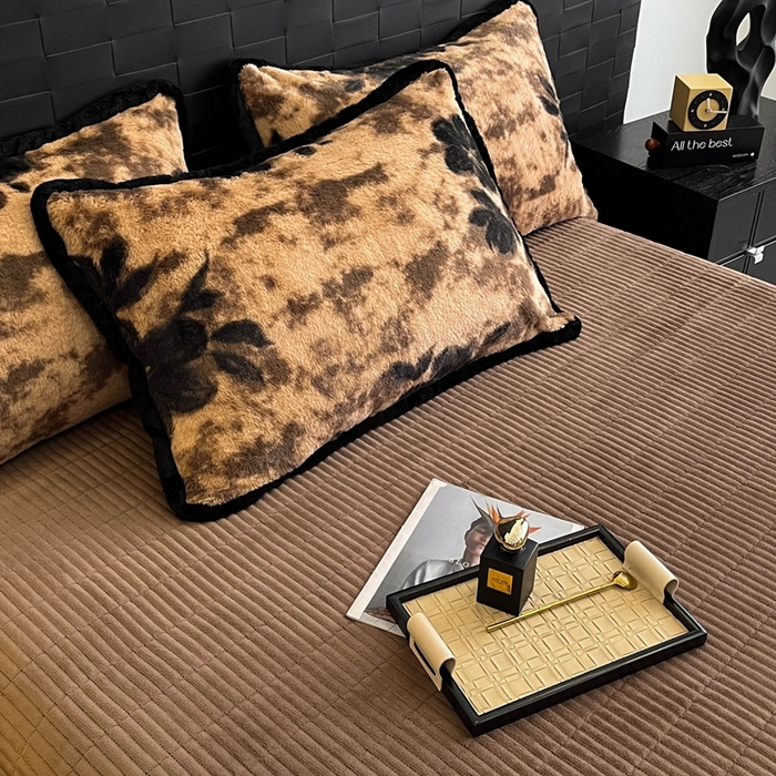 91家纺网 家纺一手货源 找家纺 大元 2025新款亲肤舒适兔绒包边美拉德系兔绒四件套 古意幽花