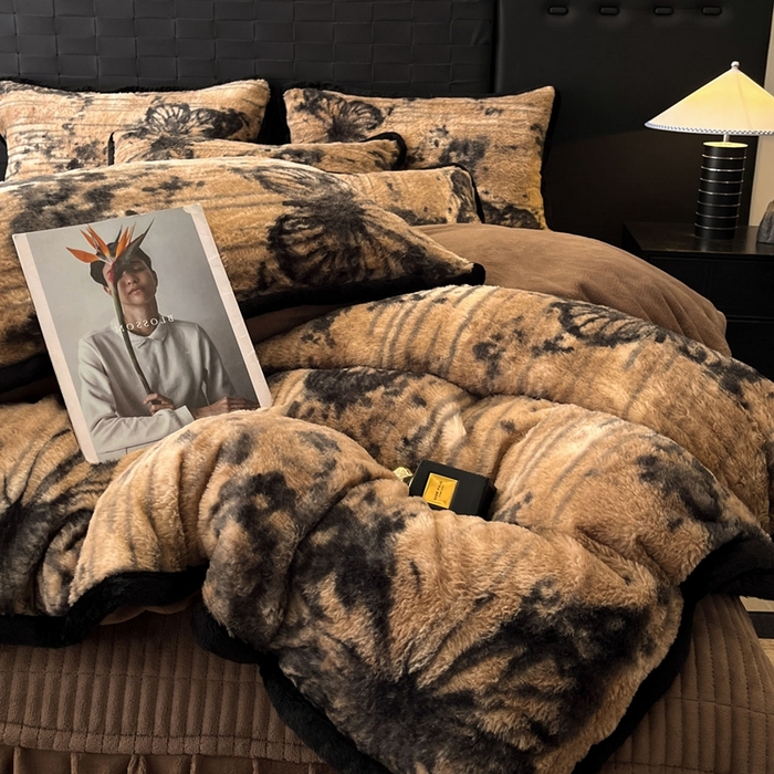 91家纺网 家纺一手货源 找家纺 大元 2025新款亲肤舒适兔绒包边美拉德系兔绒四件套 黑影蝶梦