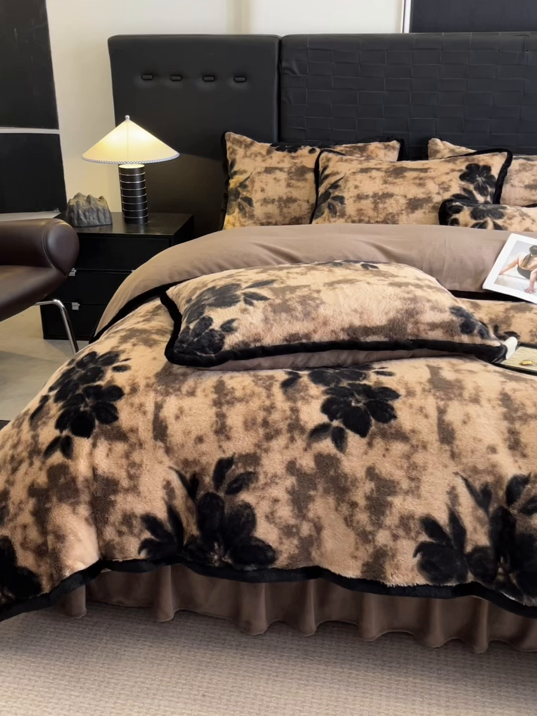 91家纺网 家纺一手货源 找家纺 大元 2025新款亲肤舒适兔绒包边美拉德系兔绒四件套 古意幽花