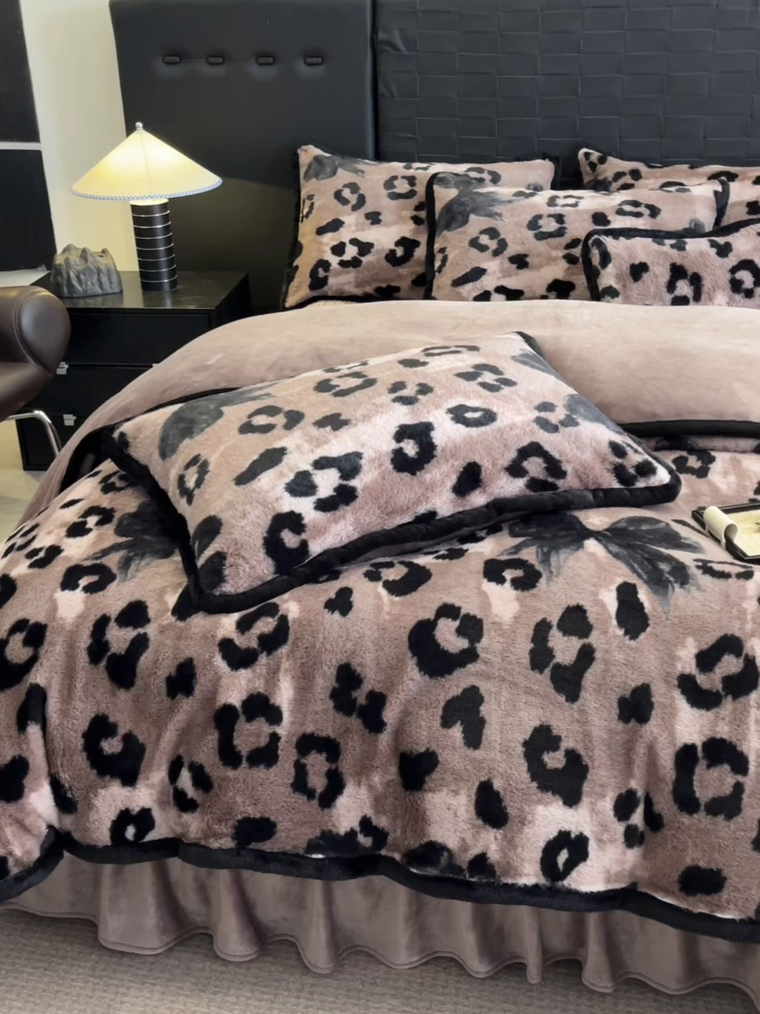 91家纺网 家纺一手货源 找家纺 （总）大元 2025新款亲肤舒适兔绒包边美拉德系兔绒四件套