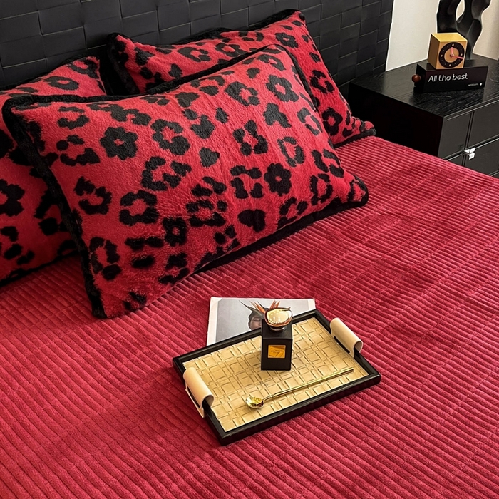 91家纺网 家纺一手货源 找家纺 大元 2025新款亲肤舒适兔绒包边美拉德系兔绒四件套 红豹芷影